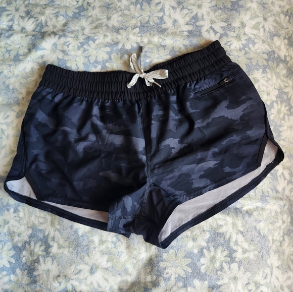Vuori Women's Clementine Shorts Size Medium - Picture 1 of 5